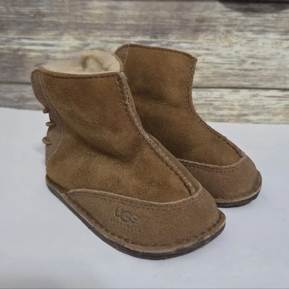 UGG Baby Chestnut Boo Suede Boots Geniune Sheepskin Size Medium 4-5 12-18 months
